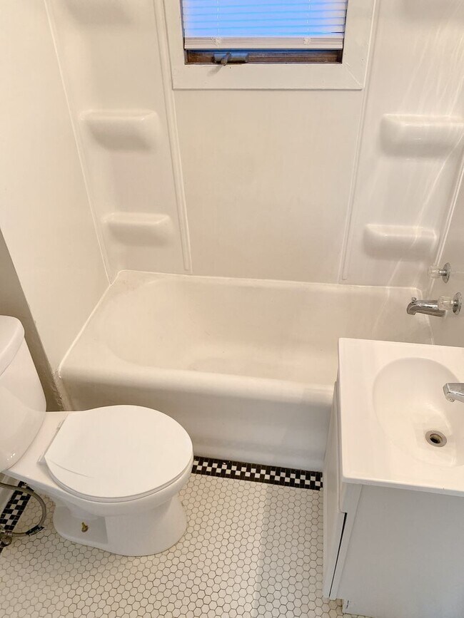 Building Photo - Move-in special. 3 bed 1 bath with a detached garage and large driveway $1250