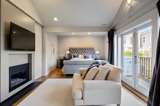 Building Photo - 2866 Pine St