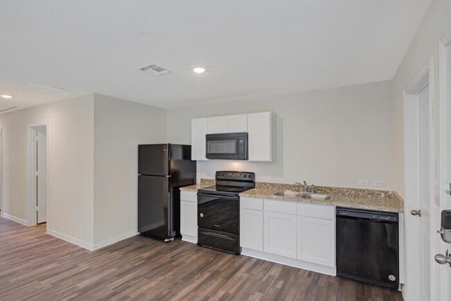 Building Photo - 995 St Clair St