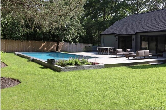 Building Photo - 10 Hampton St