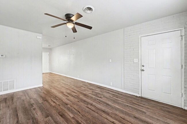 Building Photo - 704 W Oak St