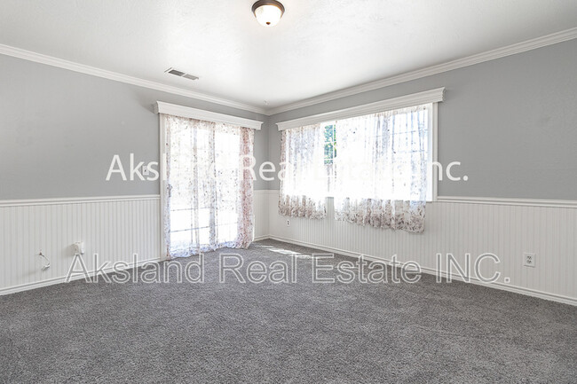 Building Photo - 883 El Capitan Ave