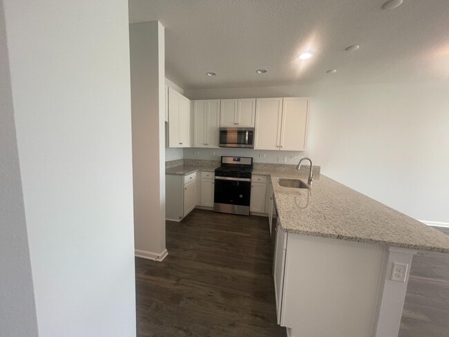 Building Photo - 34 Pinebury Ln