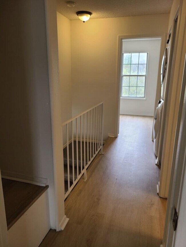 Building Photo - Wonderful 2 Bed, 1.5 Bath Townhouse with Fireplace + Community Pool