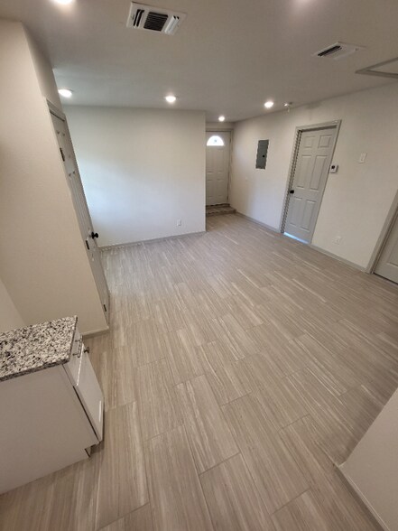 Building Photo - 2417 Castroville Rd
