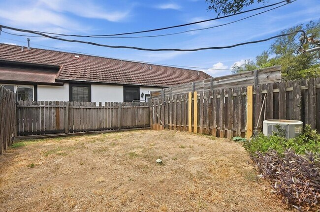 Building Photo - 807 Castle Ridge Rd