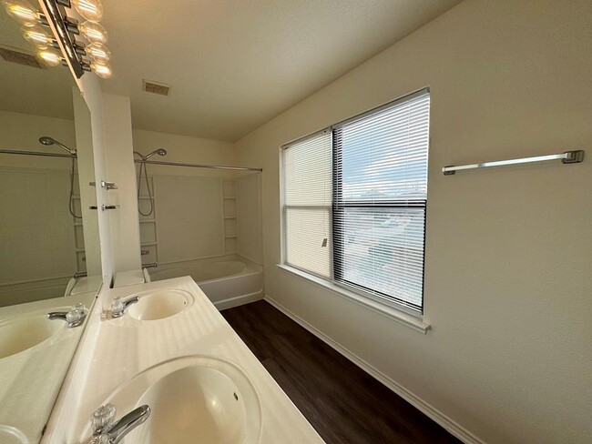 Building Photo - 2013 Rim Rock Dr