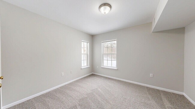 Building Photo - 2740 S Knightsbridge Cir