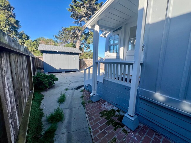 Building Photo - Charming 2 bedroom home in Pacific Grove!