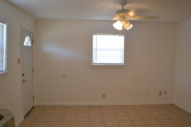 Building Photo - Half Duplex 2 Bedrooms 1 Bath For Lease in...