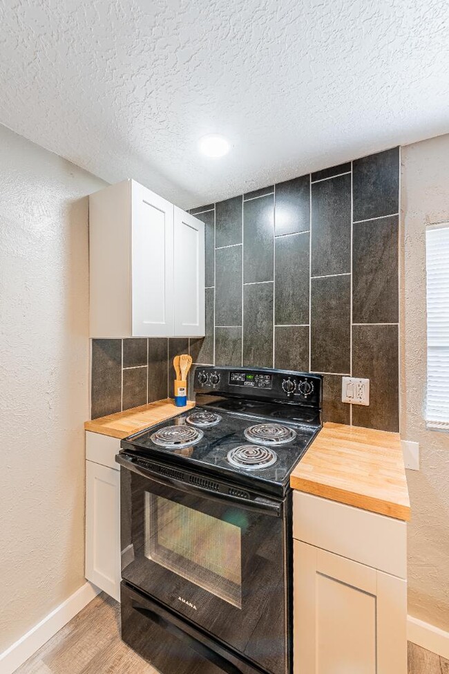 Building Photo - 704 Pacific Ave SW