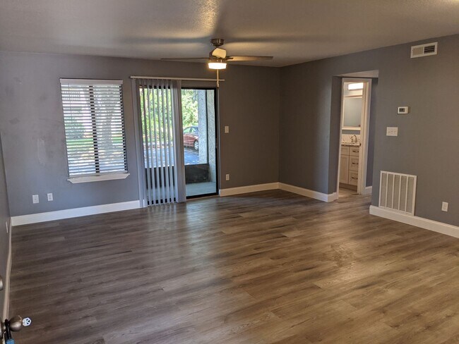 Building Photo - Ground Floor 2/2 in Pool Complex