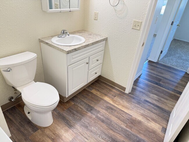 Building Photo - Updated single level 2 bed/1 bath duplex in Springfield!
