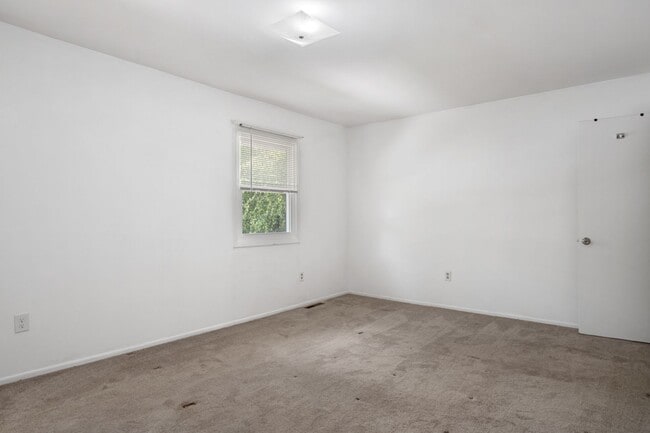 Building Photo - 3 to 4 Bed/3 1/2 Bath. Pet friendly.  Reserved Parking