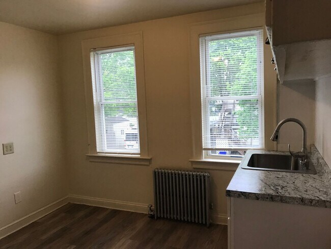 Building Photo - 452-454 Thompson Ave