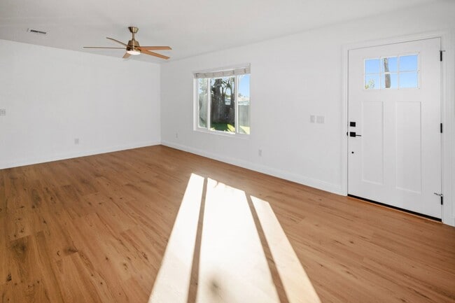 Building Photo - 3/2 Remodeled Home with Large Fenced Yard