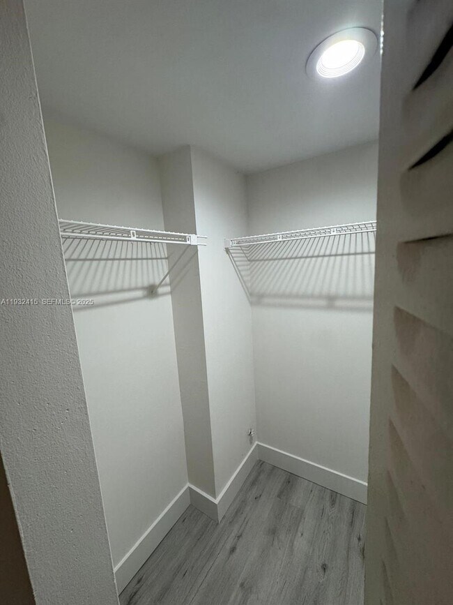 Building Photo - 8051 S Colony Cir