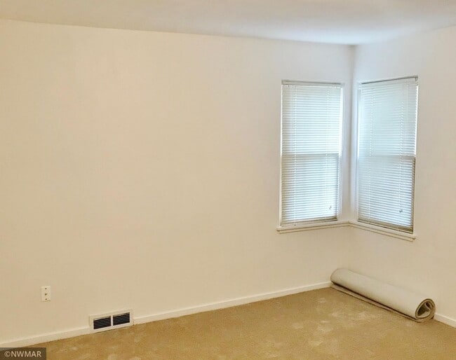 Building Photo - 2 Bedroom Home