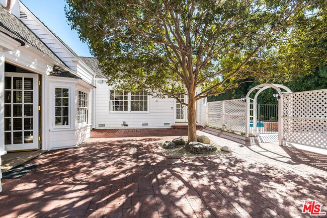 Building Photo - 4649 Sancola Ave