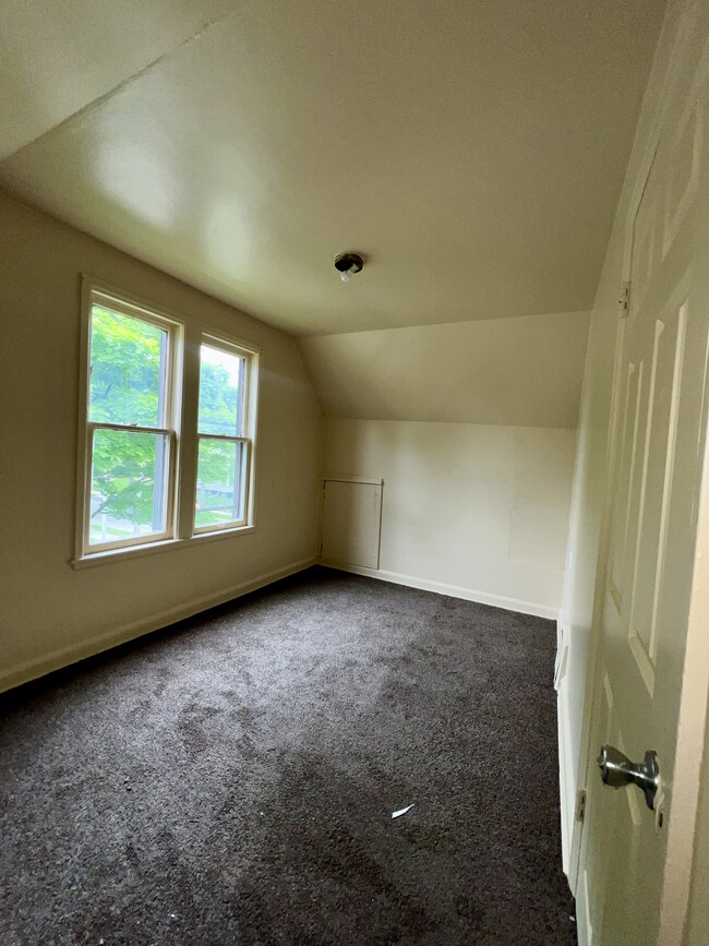 Building Photo - 1037 W Wright St