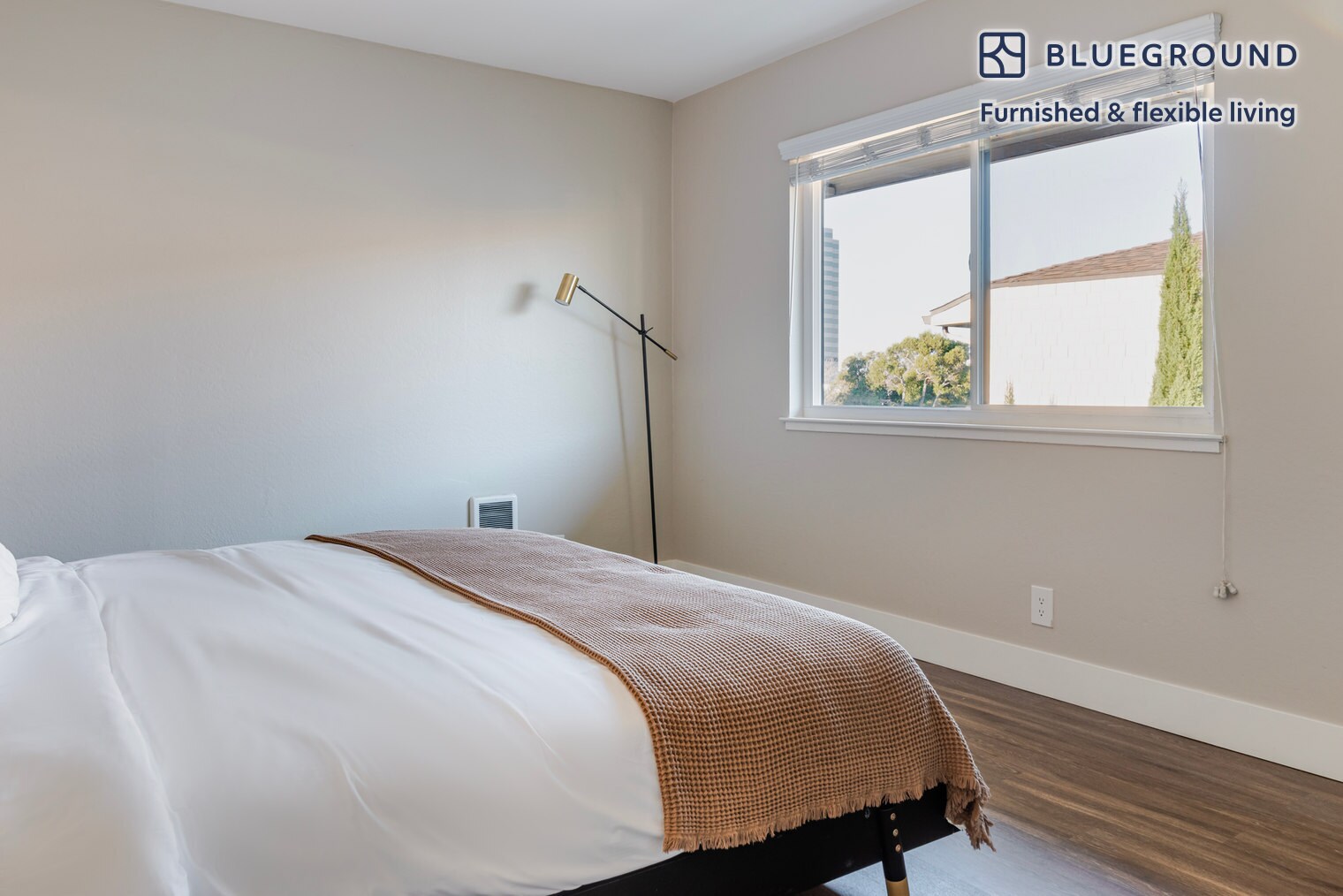 Building Photo - 900 E Hillsdale Blvd