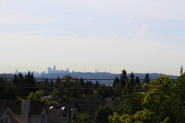 Building Photo - CROWN HILL TOWNHOME W HIGH END FINISHES & ...