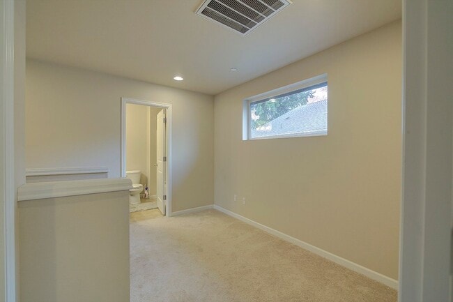 Building Photo - 4Bd/2.5Ba Lynnwood House