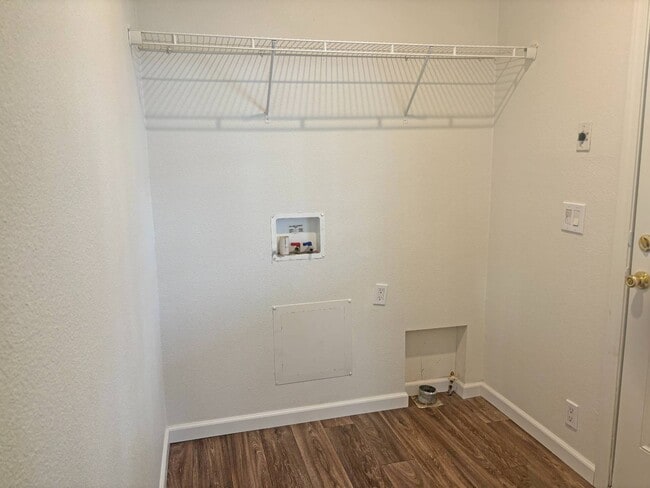 Building Photo - 220 S Elk St