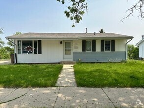 Building Photo - 4 Bedroom House!