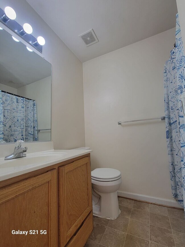 Building Photo - 3 bedroom, 2 bathroom townhouse in Western Branch