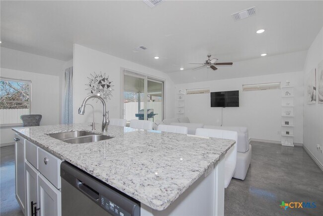 Building Photo - 765 Freedom Cir