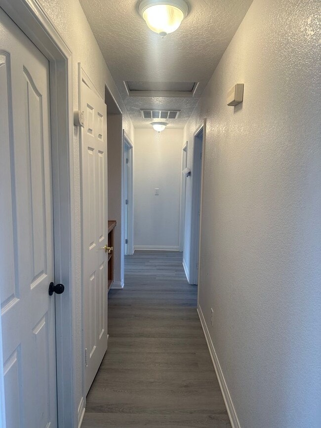 Building Photo - Charming 3 Bed, 2 Bath Home in Hesperia - Perfect for Your Family!