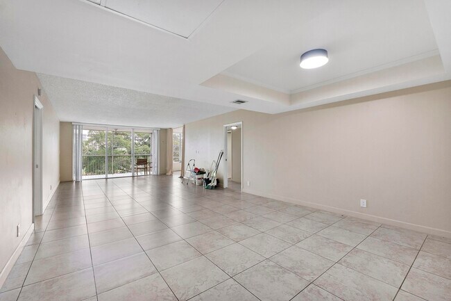 Building Photo - 3900 Oaks Clubhouse Dr