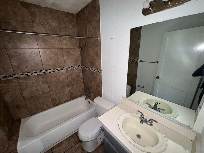 Building Photo - 638 Columbia St