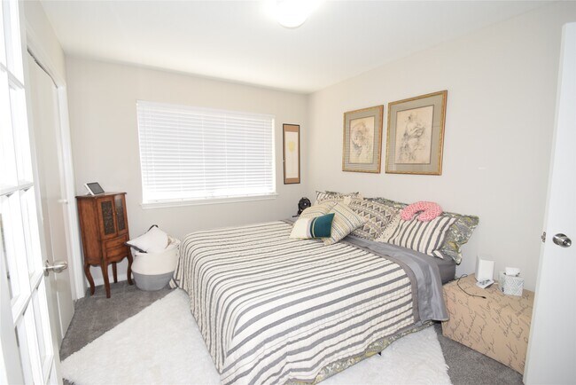 Building Photo - 22922 Glenover Dr