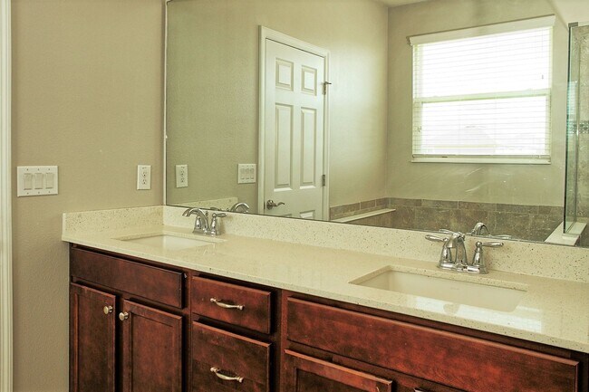 Building Photo - Beautiful 4 bed 3 bath w/loft, 2 story hom...
