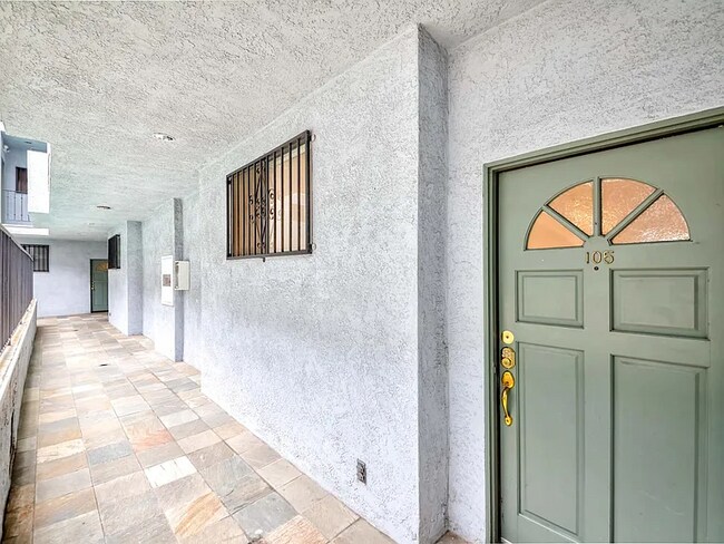 Building Photo - 431 S Kingsley Dr