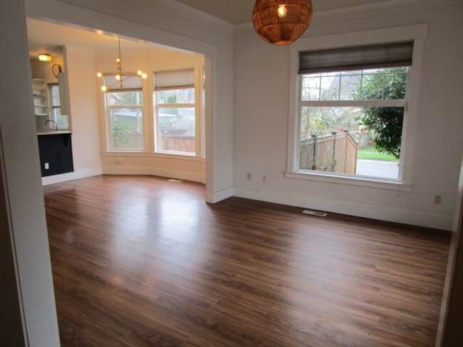 Building Photo - Charming 3 Bedroom Craftsman in North Tacoma
