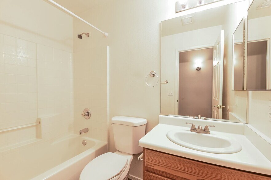 Building Photo - 8706 E Capri Ave