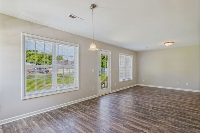 Building Photo - Beautifully Updated 3-Bedroom Home in Gree...
