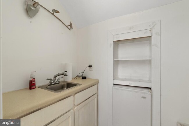 Building Photo - 3182 E Ocean View Ave