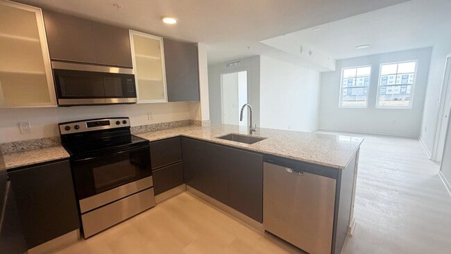 Building Photo - Luxury Condo in Millenia