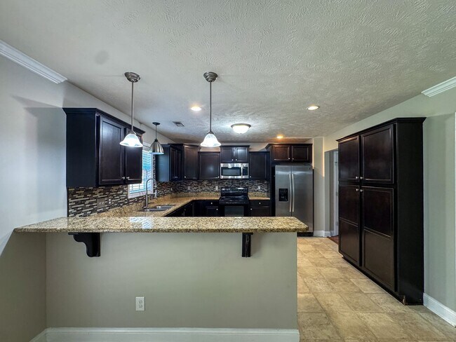 Building Photo - Beautiful 4 Bed 2.5 Bath Home in Raeford
