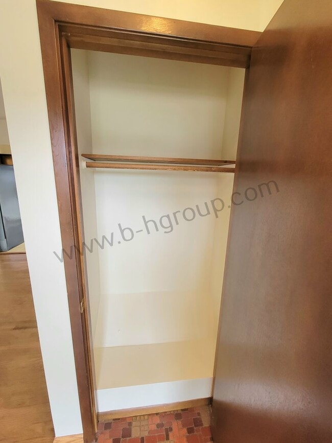 Building Photo - Great Location!