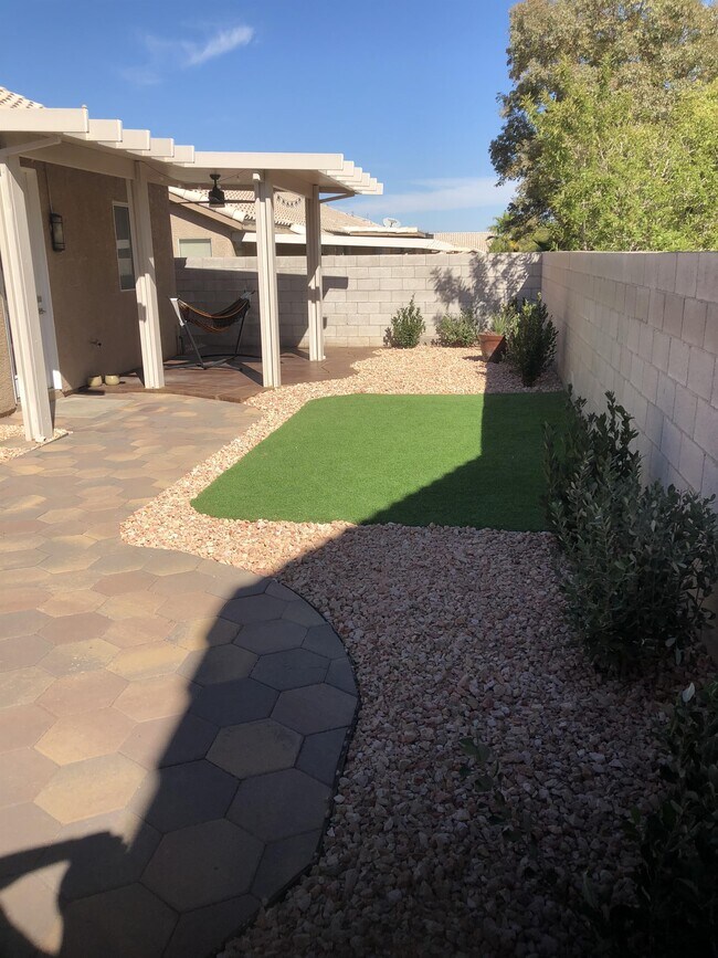 Building Photo - 198 Crown Imperial St