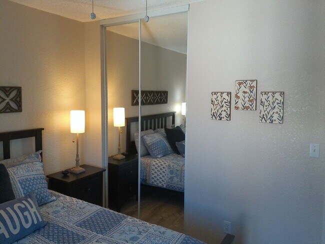 Building Photo - Beautiful updated condo in Los Lagos Upstairs unit.