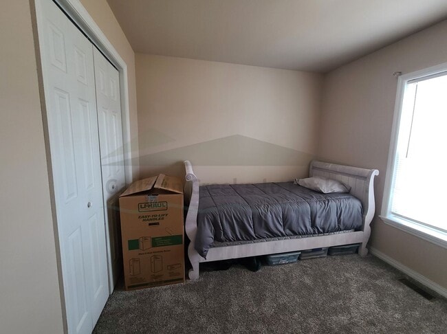 Building Photo - 3 Bedroom 2 Bathroom Home