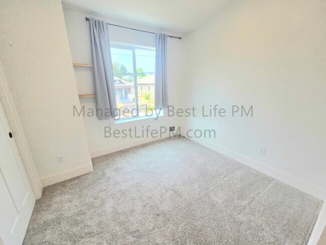 Building Photo - 310 NE 58th Ave