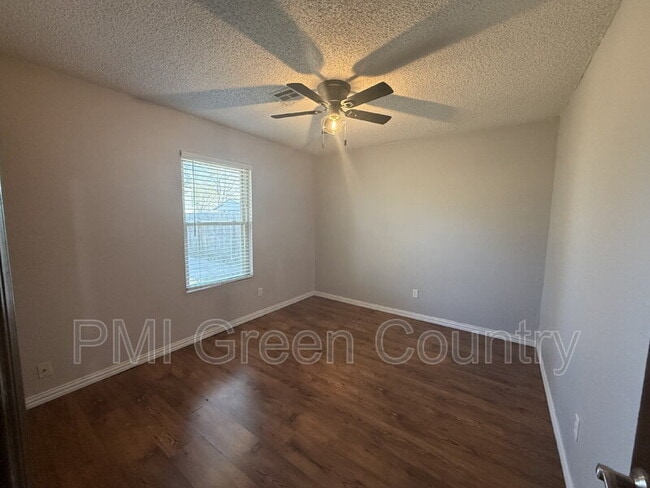 Building Photo - 316 W Austin St