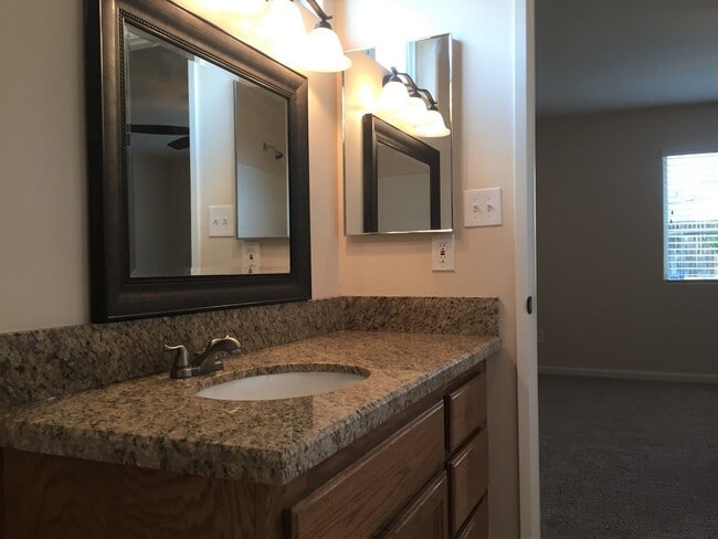 Building Photo - Beautiful 3 Bed 2 Bath in Riverlakes Community - Northwest Bakersfield- $2,450 Rent